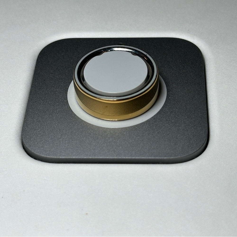 Oura Ring Gen 4 Size 8 Gold Activity Tracker with Charger Box (Great Condition) - Picture 13 of 15
